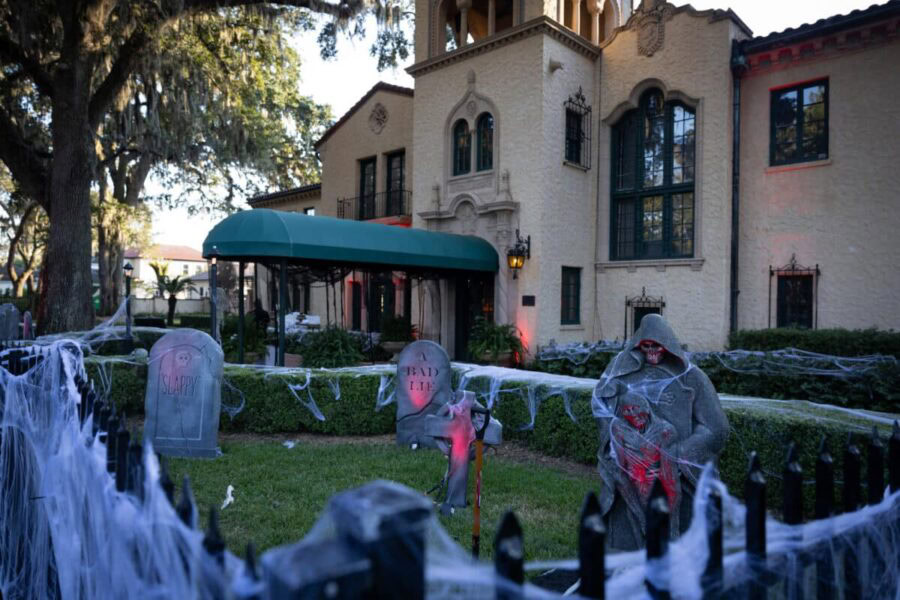 Graveyard halloween decor