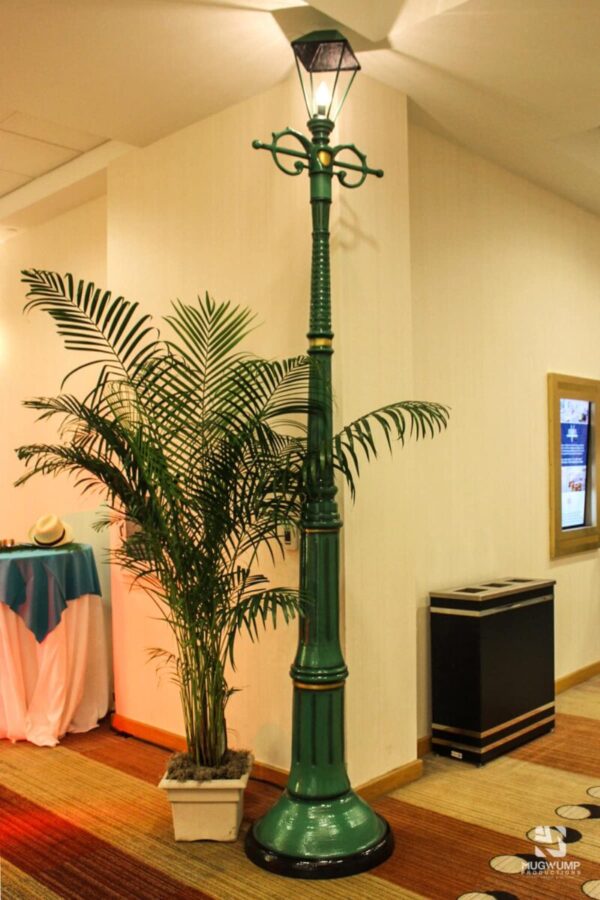 Decorative-Green-Light-Pole-Prop