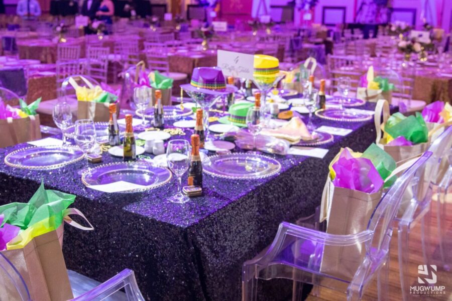 Event-Table-Decor-Clear-Chargers-Sparkle-Table-Linens