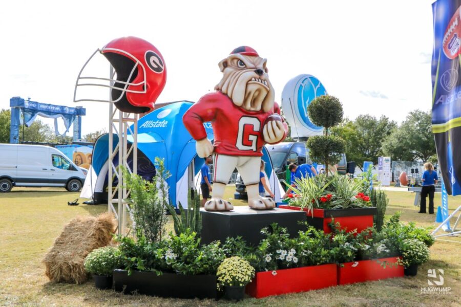Georgia-Bulldogs-Mascot-And-Helmet-Decor-Prop