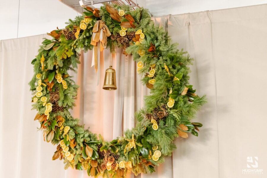 Holiday-Party-Decor-Wreath-With-Bell