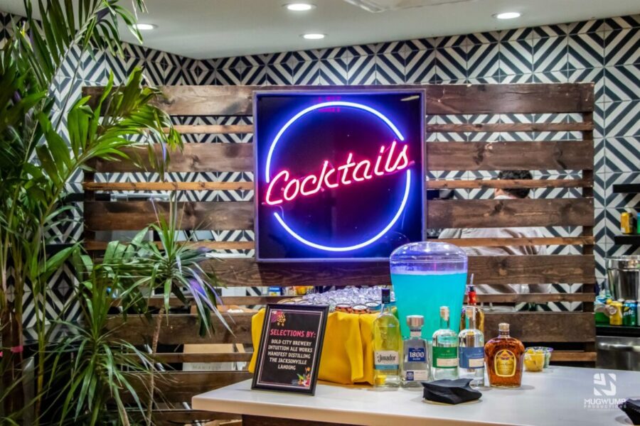 Neon-Cocktail-Bar-Sign