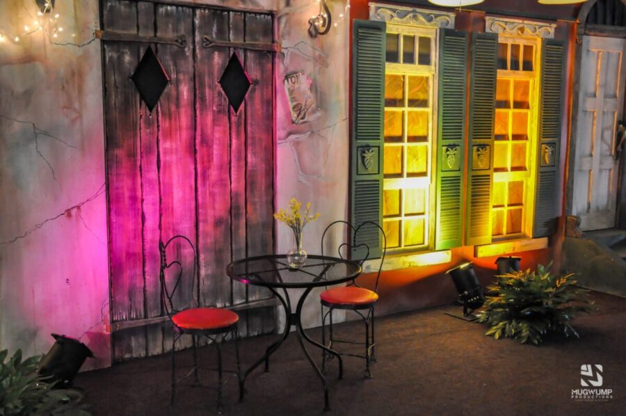 Paris-Themed-Decor-Heart-Shaped-Seating