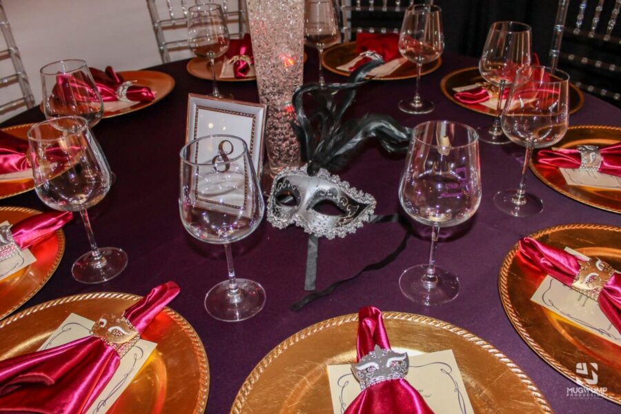 Red-And-Gold-Table-Decor